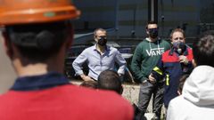 El presidente del comité de Alcoa habla a los trabajadores en una asamblea