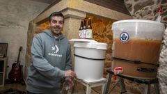 Daniel Silva muestra el proceso que sigue para elaborar su cerveza artesanal, la Old Jaus