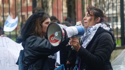 Lectura del manifiesto tras la �marcha f�nebre� por la educaci�n p�blica en Ferrol.