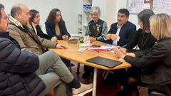 Pedro Blanco con la diputada Patricia Iglesias (a su derecha), la concejala Marta Abal (de espaldas) y representantes de la asociaci�n comercial Comercio Punto Compostela.