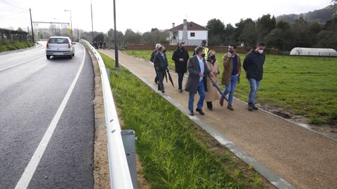 Lores y Ethel Vzquez visitaron la nueva senda peatonal en el trazado del camino portugus en la PO-225, en Alba