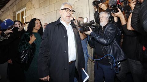 El alcalde lleg� acompa�ado de los concejales socialistas