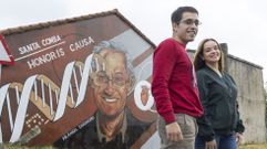 Alberto Romar e In�s Castro, da patronal xalleira, diante do mural adicado ao doutor �ngel Carracedo