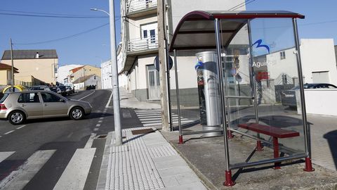 Metal, vidrio y logotipo de la zona para esta parada vista en Agui�o