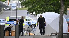 La polic�a trabaja en la escena�del tiroteo masivo en Farsta, en el sur de Estocolmo.