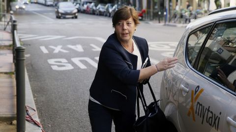 La periodista Carmen del Riego, encargada de moderar la cita, a su llegada a Ferraz. 