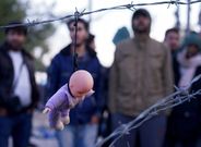 <span lang= es-es >Macedonia levanta una valla</span>. Los refugiados protestaron ayer por la valla que el ej�rcito de Macedonia comenz� a levantar en la frontera con Grecia para filtrar la entrada. 