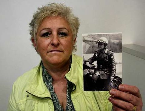 Gema muestra una imagen de su marido, asesinado por ETA hace 34 a�os.