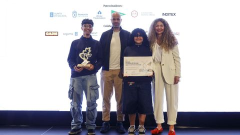 Rebeca Tohux, do departamento de Comunicaci�n e Relaci�ns Institucionais de El Corte Ingl�s, foi a encargada de dar o premio ao coordinador, �lvaro Leis Rodr�guez, e aos irm�ns Iago e Raquel Nores Fern�ndez, en representaci�n de todos os seus compa�eiros. 