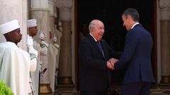 El presidente del Gobierno, Pedro S�nchez, y el presidente de Argelia, Abdelmadjid Tebboune, durante su entrevista en Argel