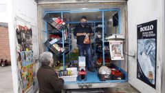 Antonio atendiendo a una de sus clientas habituales