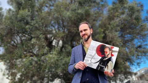 El guitarrista Rub&eacute;n Reinaldo, delante del olivo s&iacute;mbolo de Vigo, que inspira su nuevo disco.  