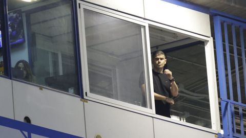 Antonio Hidalgo, viendo el Deportivo-Zaragoza desde una cabina, por estar sancionado