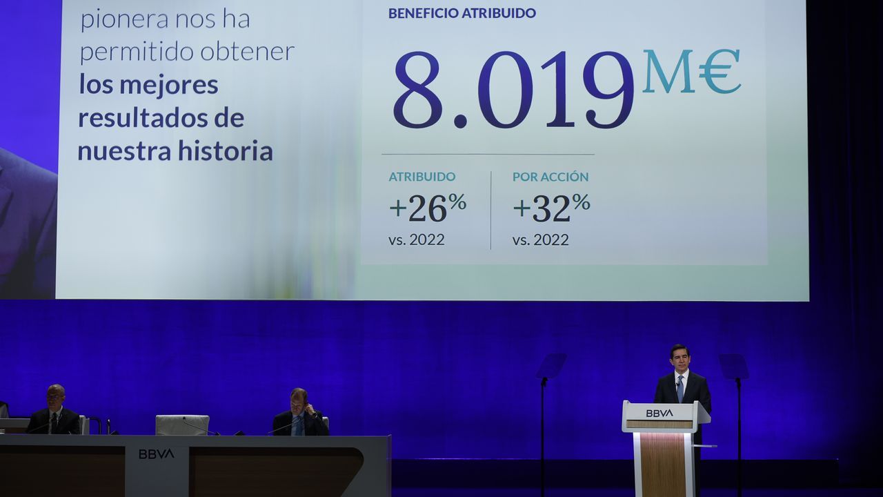 Torres defiende ante los accionistas de BBVA el «papel social» de la banca