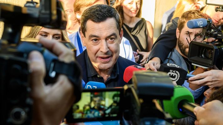 Juanma Moreno Bonilla, a su llegada a la sede del PP en Sevilla para seguir el escrutinio electoral.