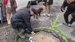 Roteiro polas Fochancas de Canido, con barquitos de papel en los charcos. 
