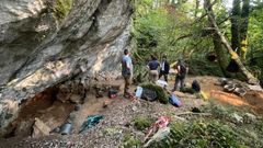 n el abrigo de la Gruta dos Bloques, en el entorno del yacimiento neandertal de Cova Eir�s, se encontraron restos humanos que han sido datados por los investigadores en la Edad del Bronce, hace alrededor de 3.300 a�os