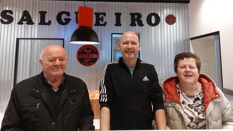 Jos� Ram�n, junto a su hijo mayor, Alberto, y su mujer, Mar�a Victoria, en marzo de 2024, cuando se inaugur� el nuevo local de la carnicer�a en Ortigueira
