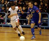 Aranburu, con el bal�n ante un jugador ferrolano.