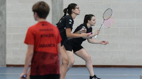 La concentración de las jugadoras fue la tónica en el programa de la Copa Diputación de Bádminton