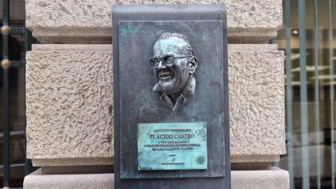 Busto y placa dedicado a Plácido Castro