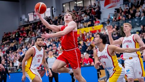 Lance del encuentro clasificatorio para el mundial entre Dinamarca y Espaa.