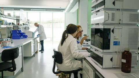 Trabajando en el cromatgrafo HPLC del laboratorio de biotecnologa