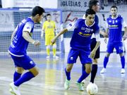 Adri�n avanza con el cuero en el el triangular de ayer. 