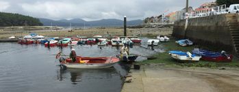 La acumulaci�n de lodos, arena y restos de laboreo impide a las embarcaciones acercarse a la rampa de descarga de Carril. 