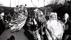 Celebraci�n del Entroido Ribeirao en la parroquia de Vila�xe en 1994, en una imagen del archivo fotogr�fico de La Voz