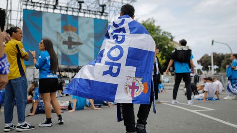 Aficionados del Deportivo en la explanada del Palacio de los Deportes de Riazor, con la pantalla gigante de fondo para ver un partido del conjunto blanquiazul en el 2023