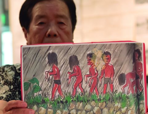 Un superviviente de Hiroshima muestra un dibujo con vctimas de las bombas atmicas.