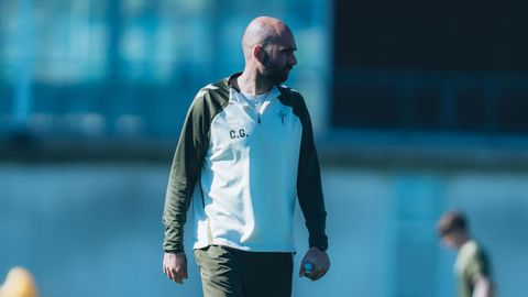 El entrenador del Celta, Claudio Gir�ldez, en un entrenamiento del equipo vigu�s.