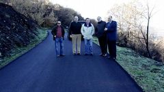 Rogelio Mart�nez (izquierda), en la carretera de Alixo