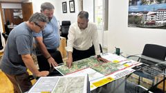 El alcalde de Caldas, con la documentacin sobre la variante oeste