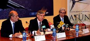 Joseba Zuleta, de Anabac; Vieites, de Anfaco, y Mois�s P�rez, de Opagac, presentaron en Vigo el congreso.