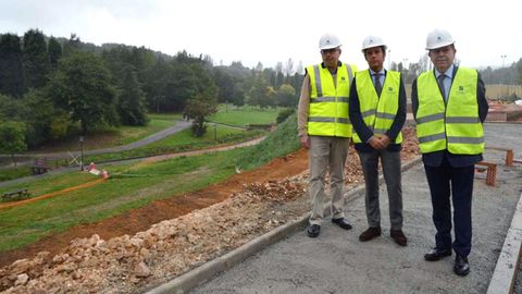 De derecha a izquierda, el alcalde de Oviedo, Alfredo Canteli; el teniente de alcalde, Ignacio Cuesta; y el ingeniero municipal Ignacio Ruz Latierro, en las obras de los accesos a las pistas de Alberto Surez Laso (San Lzaro)