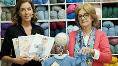 M�nica y Loli, con la revista que se edita con los modelos y patrones que ellas hacen desde Pontevedra. 