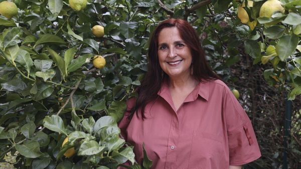 A escritora Arantza Portabales (no xard�n da s�a casa) dedica �Asasinato no mu��o do cura� aos seus pais, que lle deron �o mellor�. 