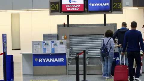 Mostrador de Ryanair con vuelos cancelados en Lavacolla