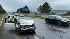 El coche afectado, en primer t�rmino, colision� contra la valla de seguridad