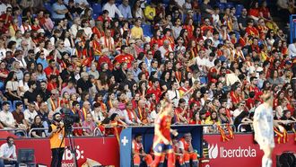 Aficionados en Riazor durante un partido de la selecci�n espa�ola femenina ante B�lgica.