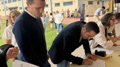 El diputado socialista Aitor Bouza y el portavoz local, Jorge Ulla, firmaron.