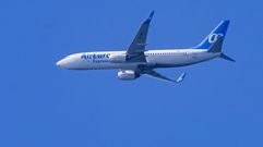 Un avi�n de Air Europa, sobre Razo y en direcci�n a Malpica, antes de dar la vuelta para aterrizar en Alvedro por su pista sur.