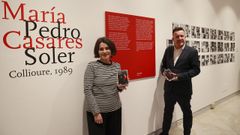Carlota Ojea, comisaria de la muestra que puede verse en la Casa Museo Casares Quiroga hasta despus de Navidad, con Uxo Novo, director del rea de Cultura del Concello de A Corua