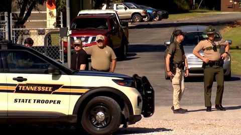 Fuerzas del orden en el exterior de la f�brica en Tennessee