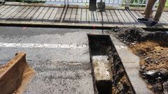  Imagen de una de las catas realizadas para comprobar el terreno y en donde se aprecia la coincidencia de la fisura con la estructura de contrapeso de la acera.  