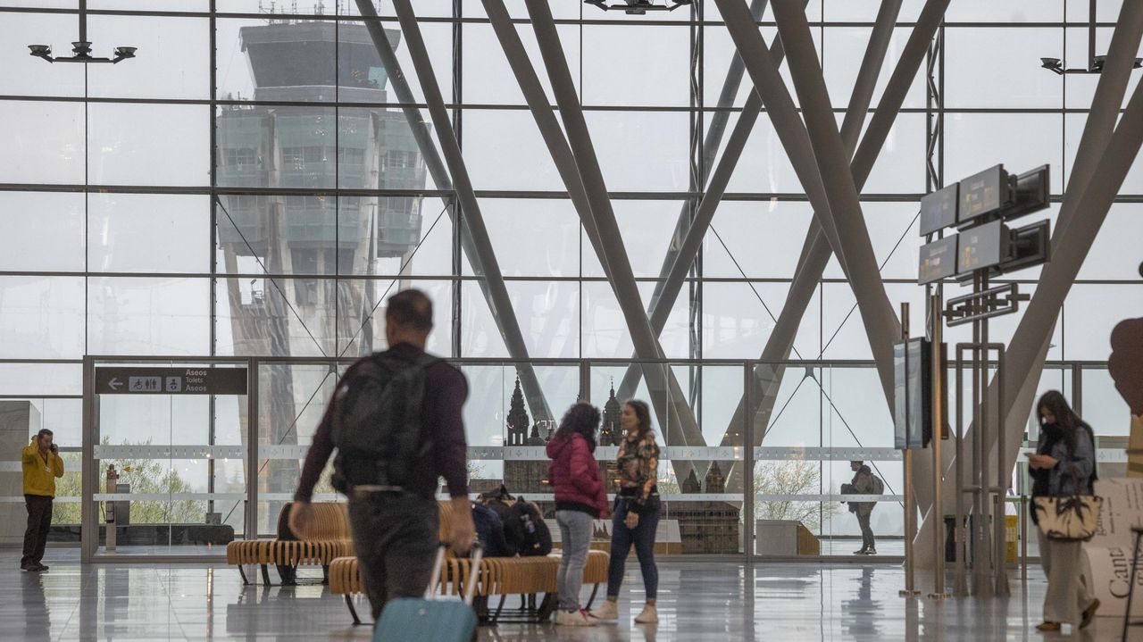 Galicia deja de ofrecer más de medio millón de billetes de avión de los que contaba el verano pasado