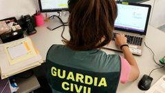 Agente de la Guardia Civil trabajando en Vigo en el rea en delitos informticos 