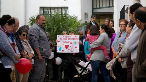 Vecinos de Total�n protagonizan un minuto de silencio en memoria del peque�o Julen